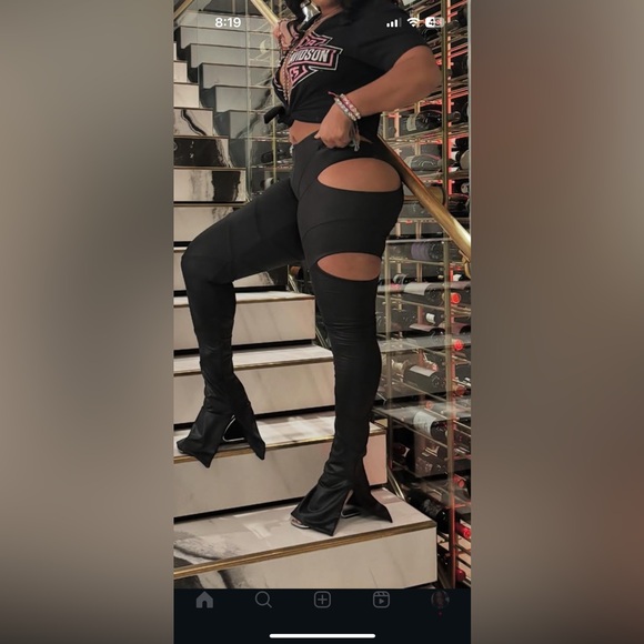 Stylish Black Cut-Out Leggings - Picture 1 of 4